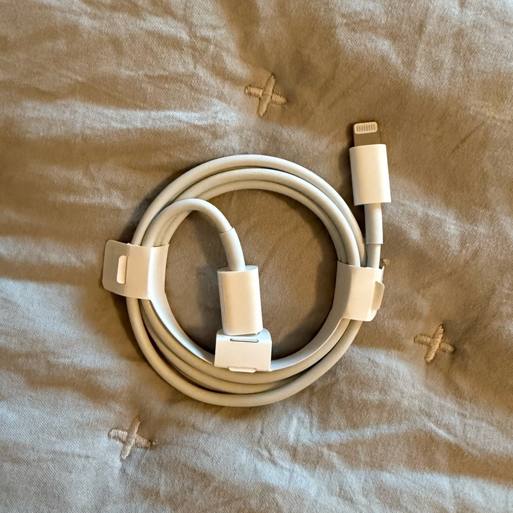 Apple White Lightning Cable